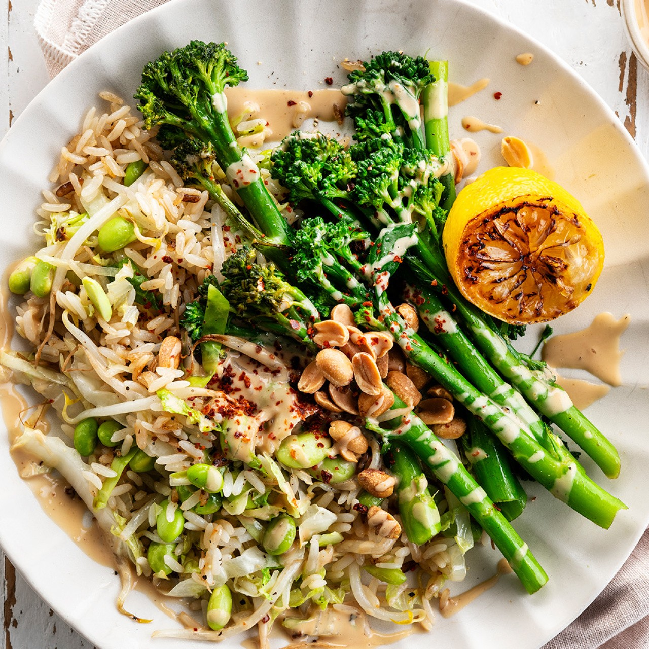 Broccolini met pinda-sesamsaus, edamame & gebakken rijst
