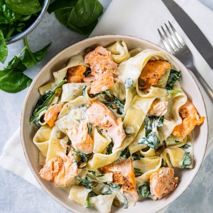 Pasta met warmgerookte zalm in romige prei-spinaziesaus