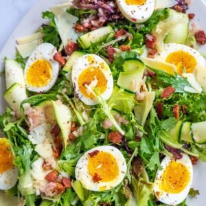 Paysannesalade met ei en spekjes