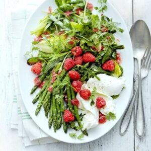 Salade met frambozen en groene asperges