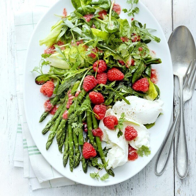 Salade met frambozen en groene asperges