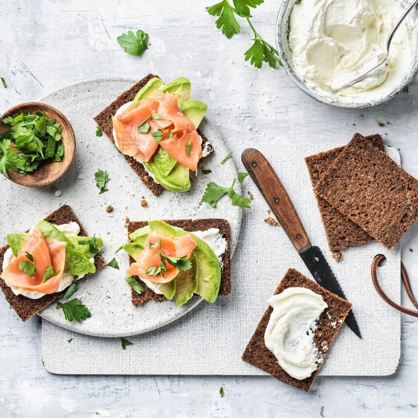Zalm met avocado en mierikswortelcreme