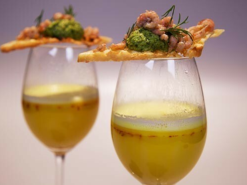 Aspergebouillon met saffraanroom