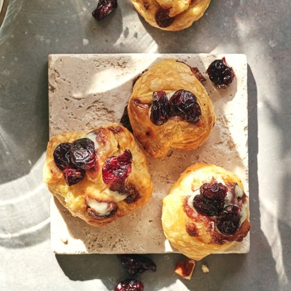 Bladerdeeghapjes met brie & cranberry