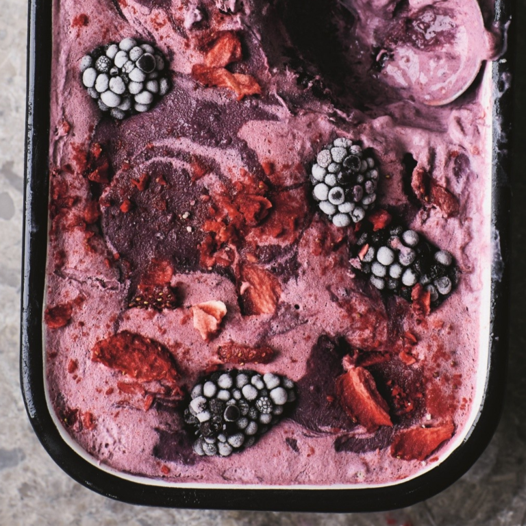 Bramenyoghurtijs met koekkruimels