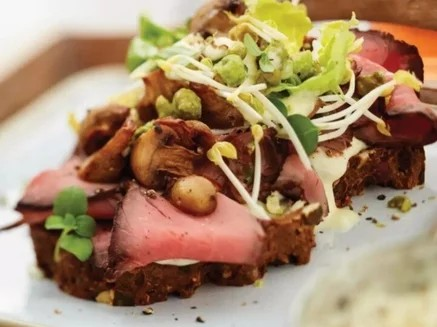 Broodje rosbief met champignontopping