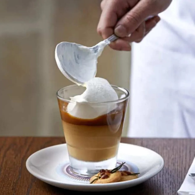 Butterscotchbudino met karamelsaus