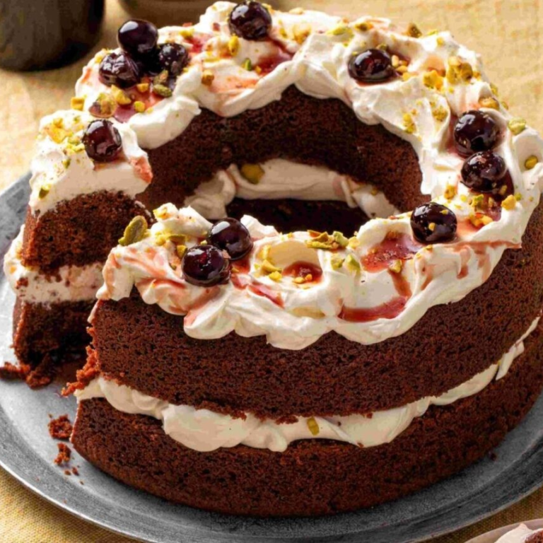 Chocoladeciambella met amarenekersen & pistache