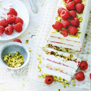 Frambozen-ijstaart met pistachenoten