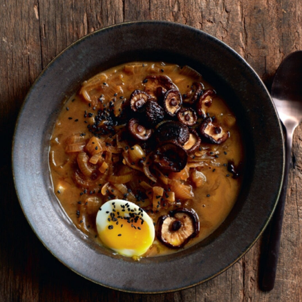 Franse uiensoep met miso & sesam-shiitakes