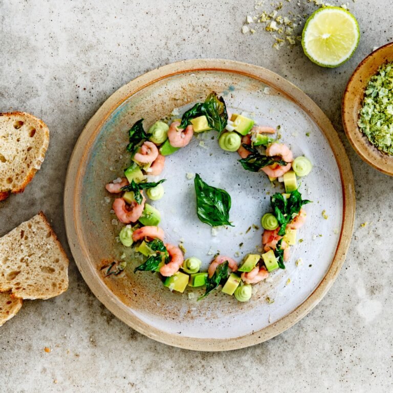 Garnalen-avocadococktail met gefrituurde basilicum