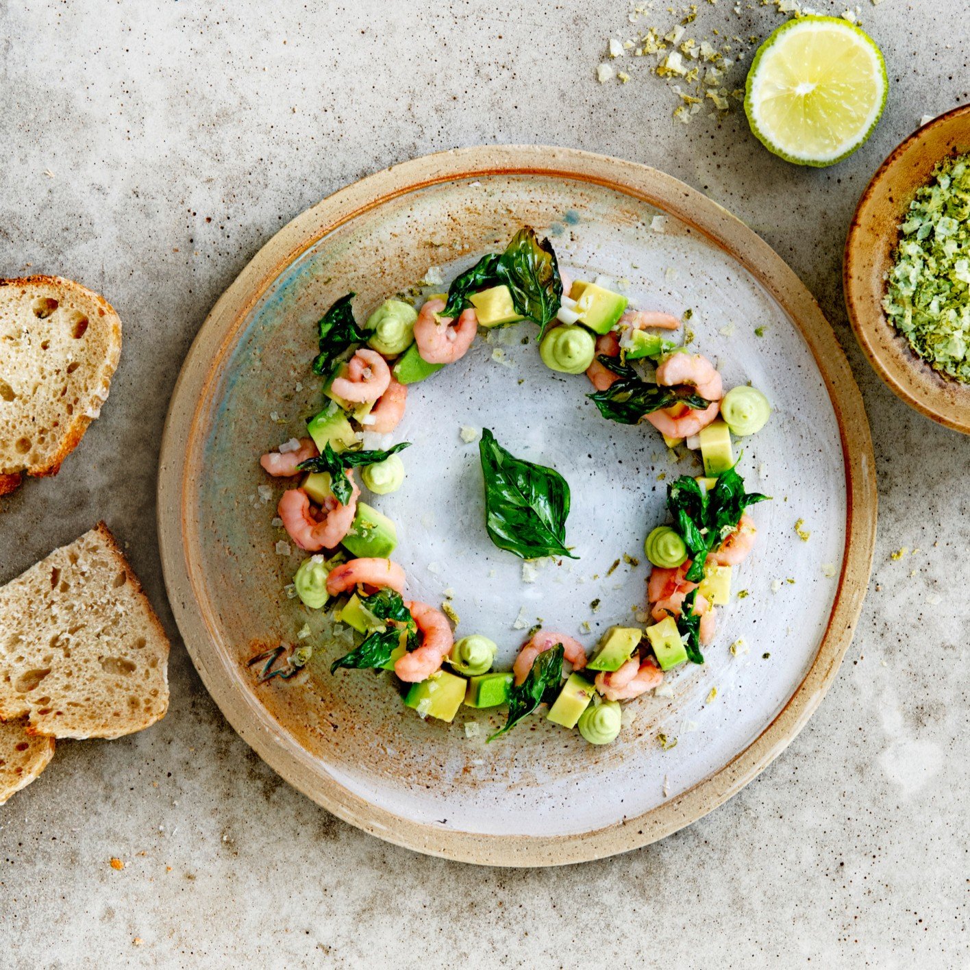 Garnalen-avocadococktail met gefrituurde basilicum