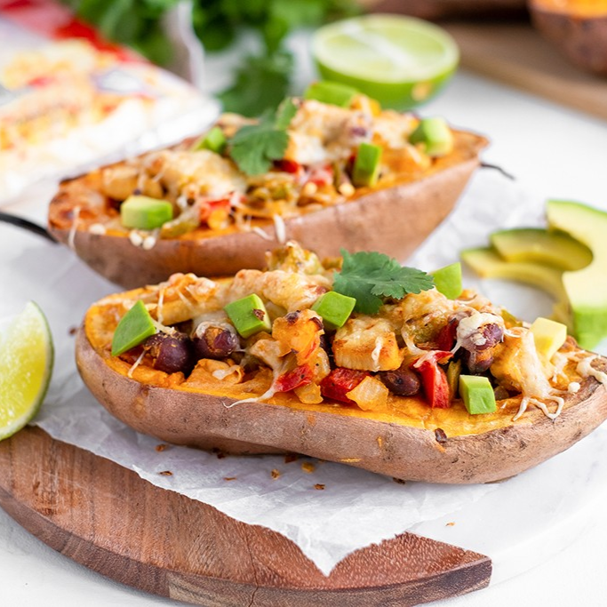 Gepofte zoete aardappel met kip & avocado