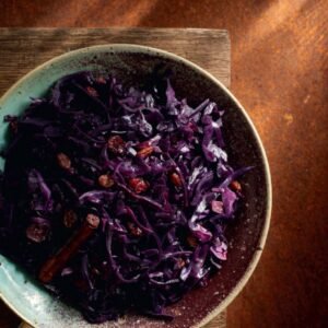 Gestoofde rodekool met gedroogd fruit