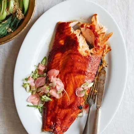 Gochujang geglaceerde zalmzijde met sesam-boksoi & radijspickle