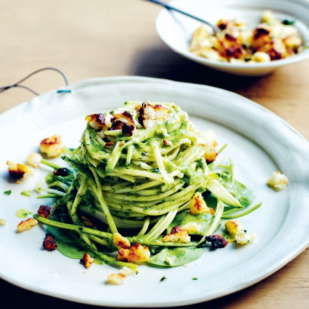 Green-goddess-pasta met courgette & halloumi