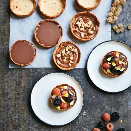 Karamel-praliné-taartje met gezouten karamel & bosfruit