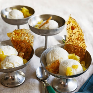 Kokosijs met sesam-pindabrittle & ananas