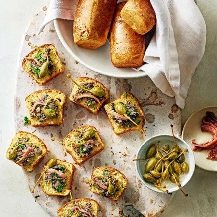 Kruidenbrioche met olijventapenade