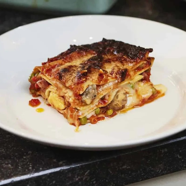 Lasagne met gehaktballetjes, doperwten, provolone, salami & gekookt ei