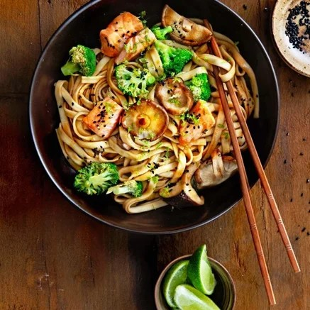 Noedels met broccoli, shiitake, zalm & sake-srirachasaus