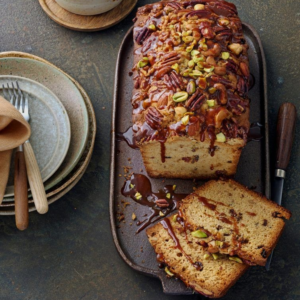 Noten-cake met karamelsaus