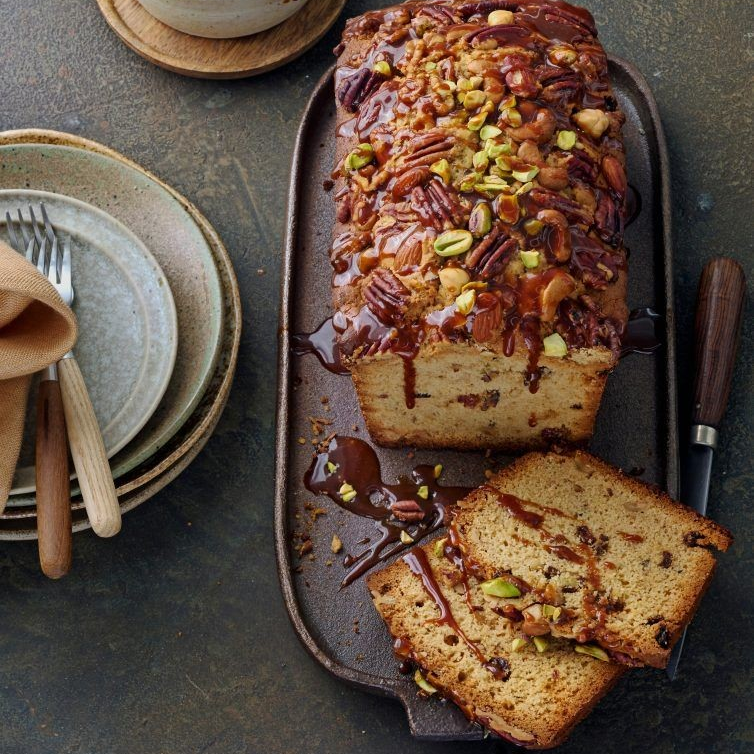 Noten-cake met karamelsaus