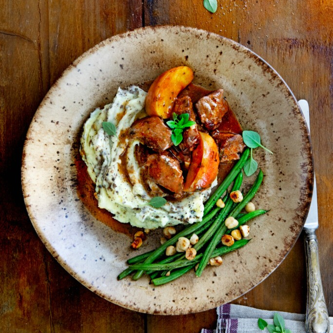 Procureurstoof met appel, truffelpuree & hazelnootboontjes