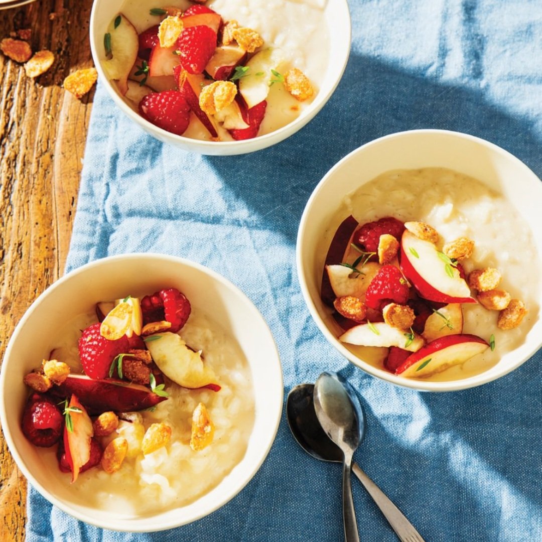 Rijstpudding met zomerfruit en amandelcrunch