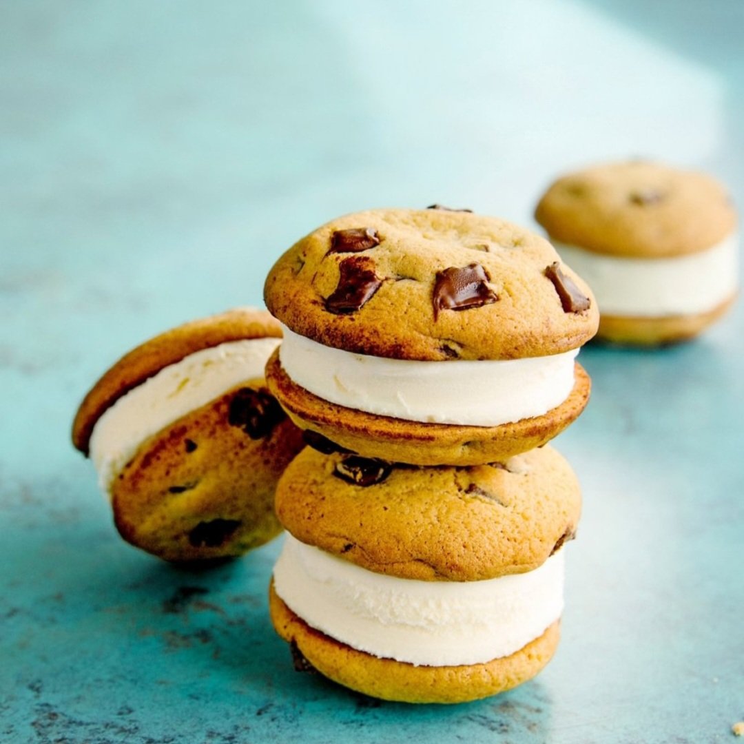 IJssandwich met chocolate chip cookies