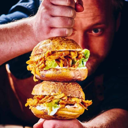 Snelle pulled chicken op brioche