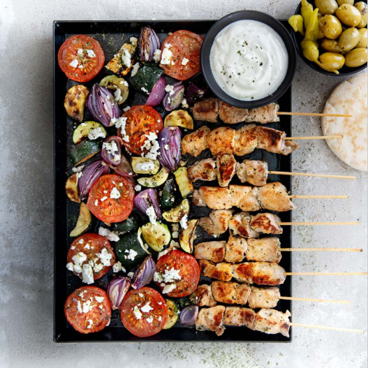 Souvlaki met Griekse groenten & tzatziki