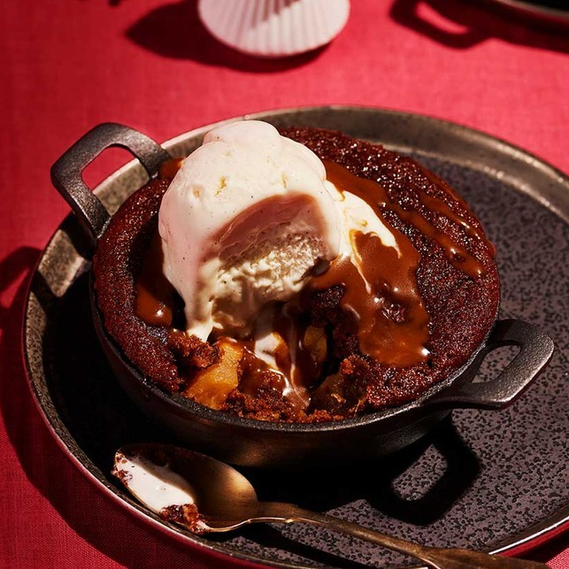 Sticky toffee pudding met appel