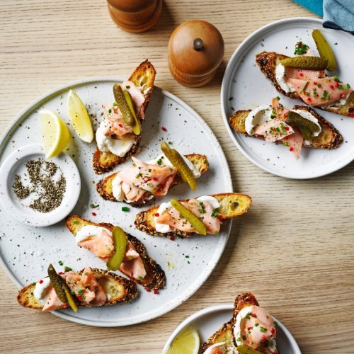 Toastjes met zalm, crème fraîche & augurken