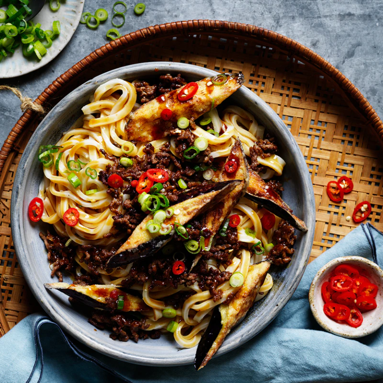 Udonnoedels met aubergine & sticky gehakt