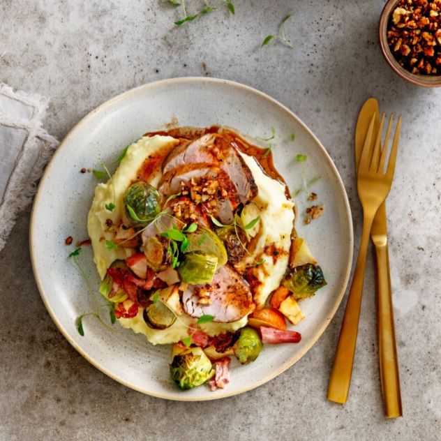 Varkenshaas met aardappelcrème, geroosterde spruitjes, bacon & appel