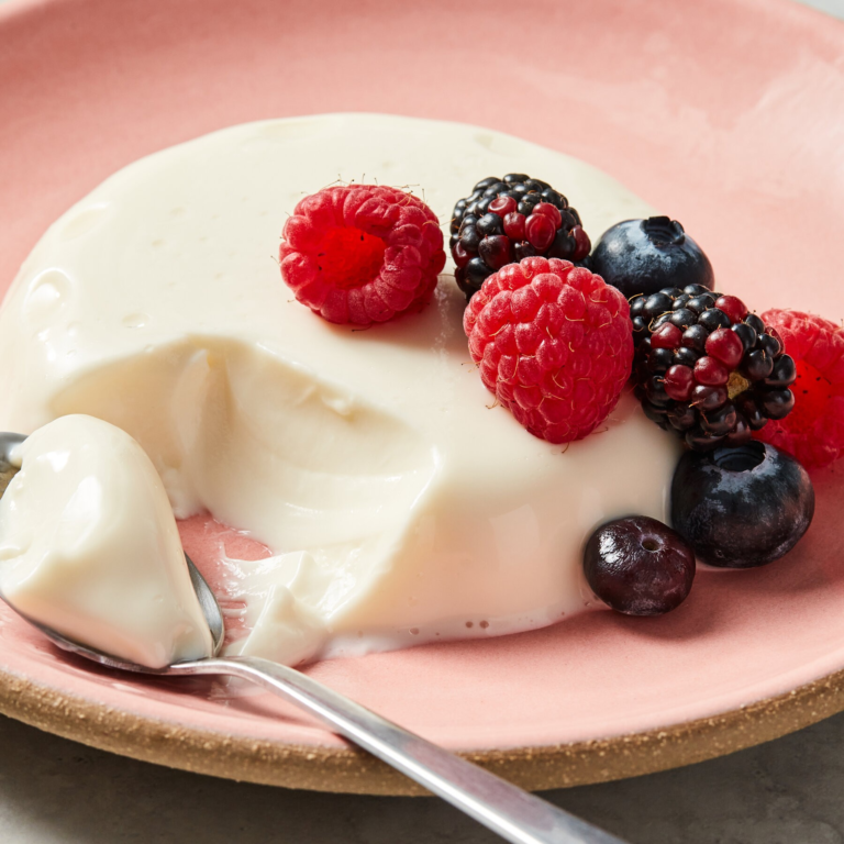 Yogurt panna cotta met fruitsalade