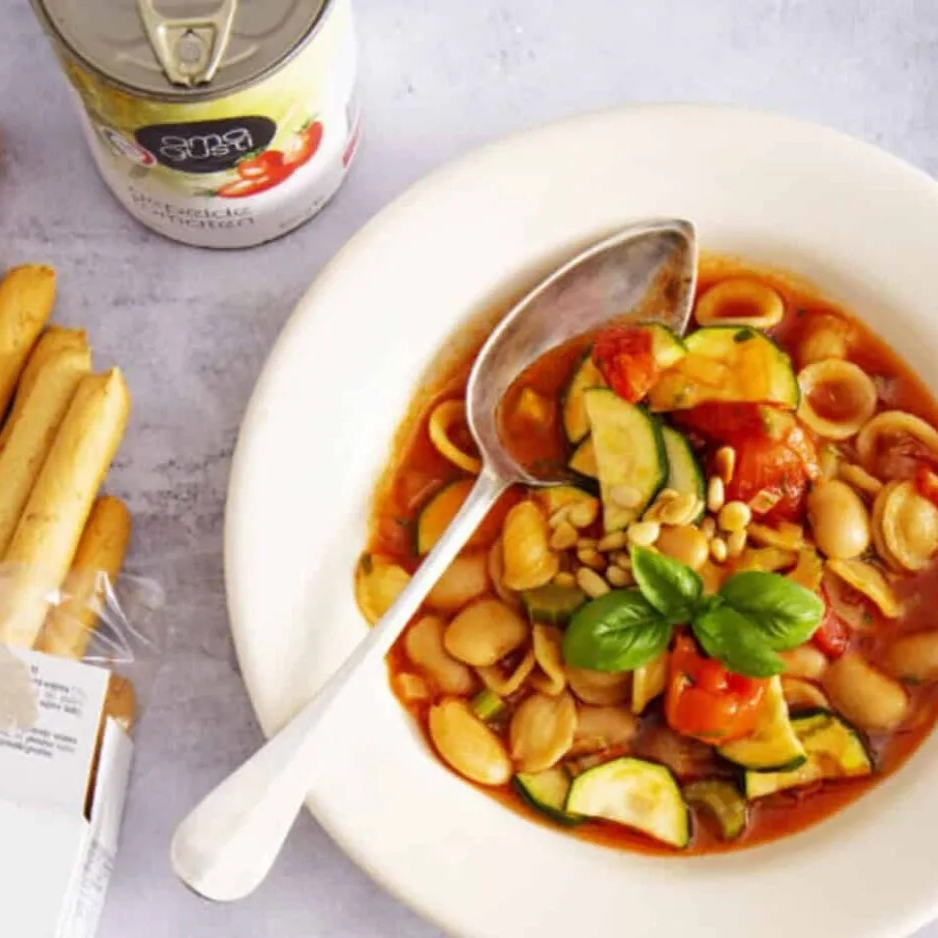 Zomerminestrone met basilicum, courgette, gepelde tomaten & grissini