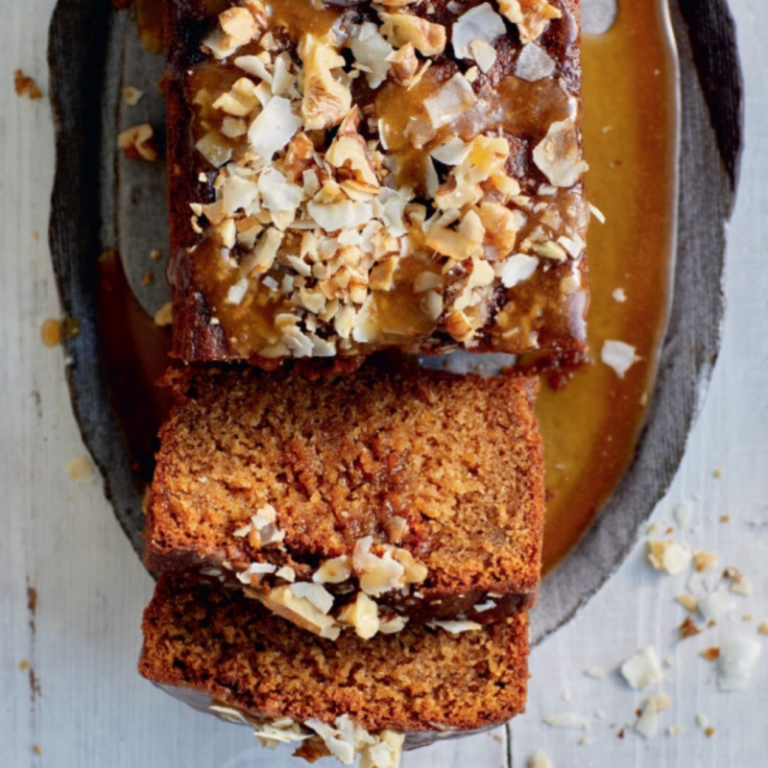 Rum-cake met walnoot-kokostopping