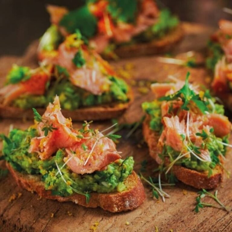 Crostini met doperwten-guacamole, pulled salmon & tuinkers