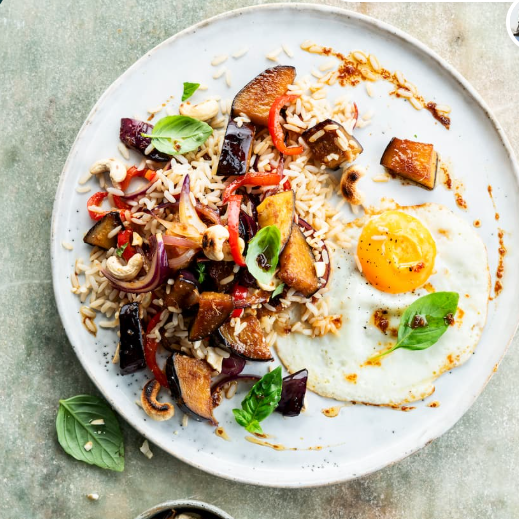 Aubergine teriyaki met paprika, rijst, & Thaise basilicum