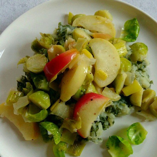 Boerenkool stamppot met geroerbakte spruitjes & appel