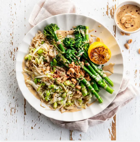 Broccolini met pinda-sesamsaus, edamame & gebakken rijst