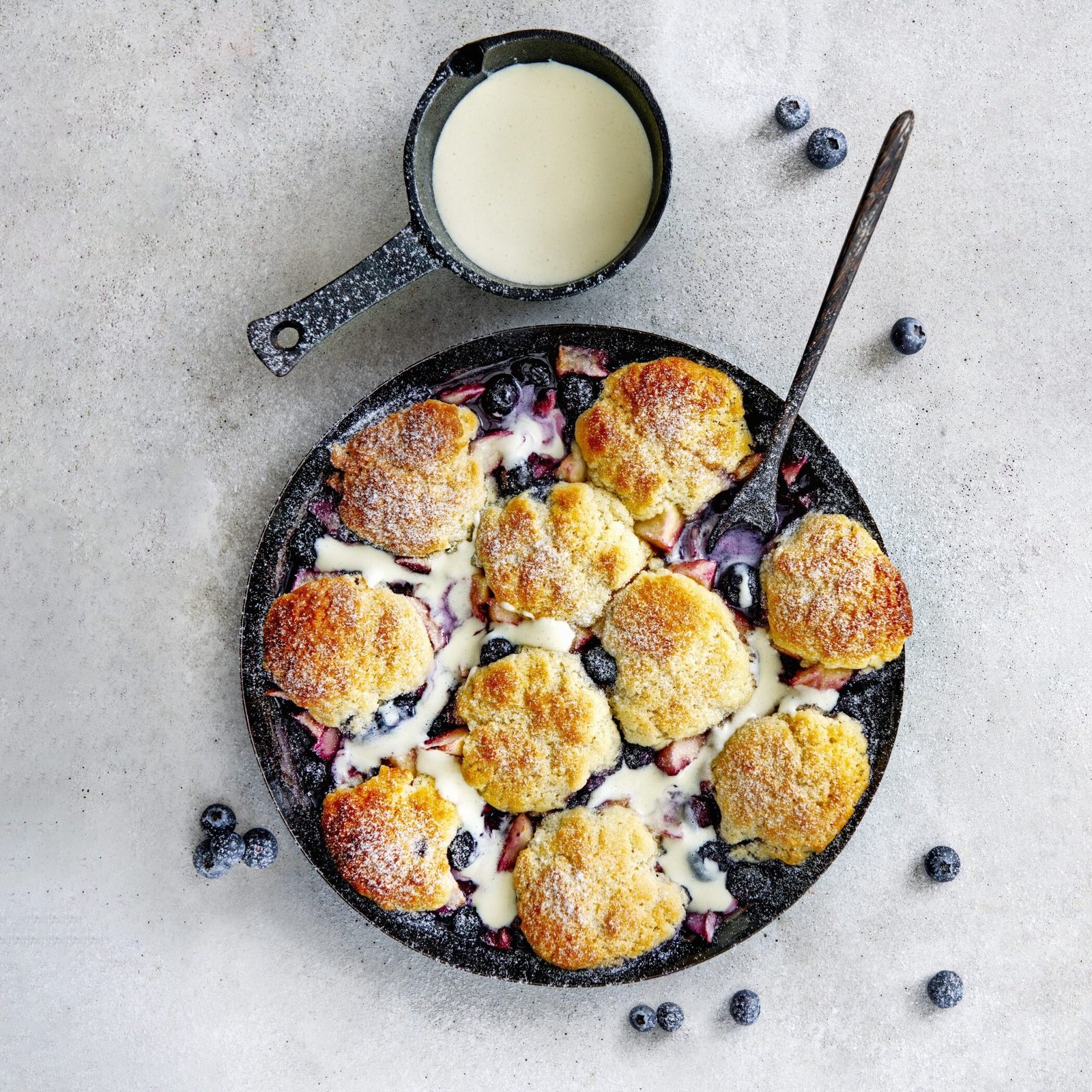 Cobbler met winterfruit & amaretto-vanillesaus