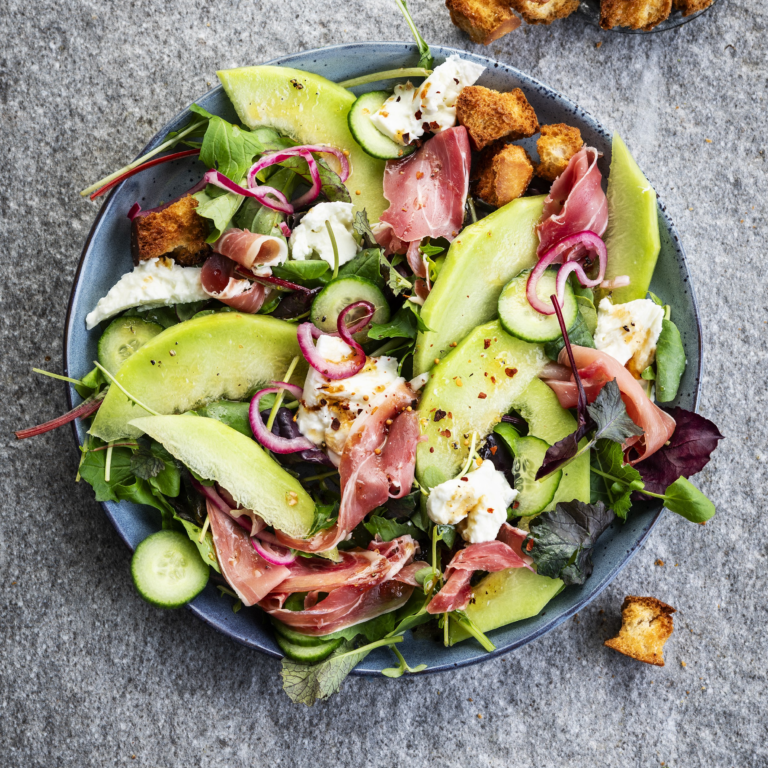 Frisse salade met serranoham, meloen, mozzarella & croutons