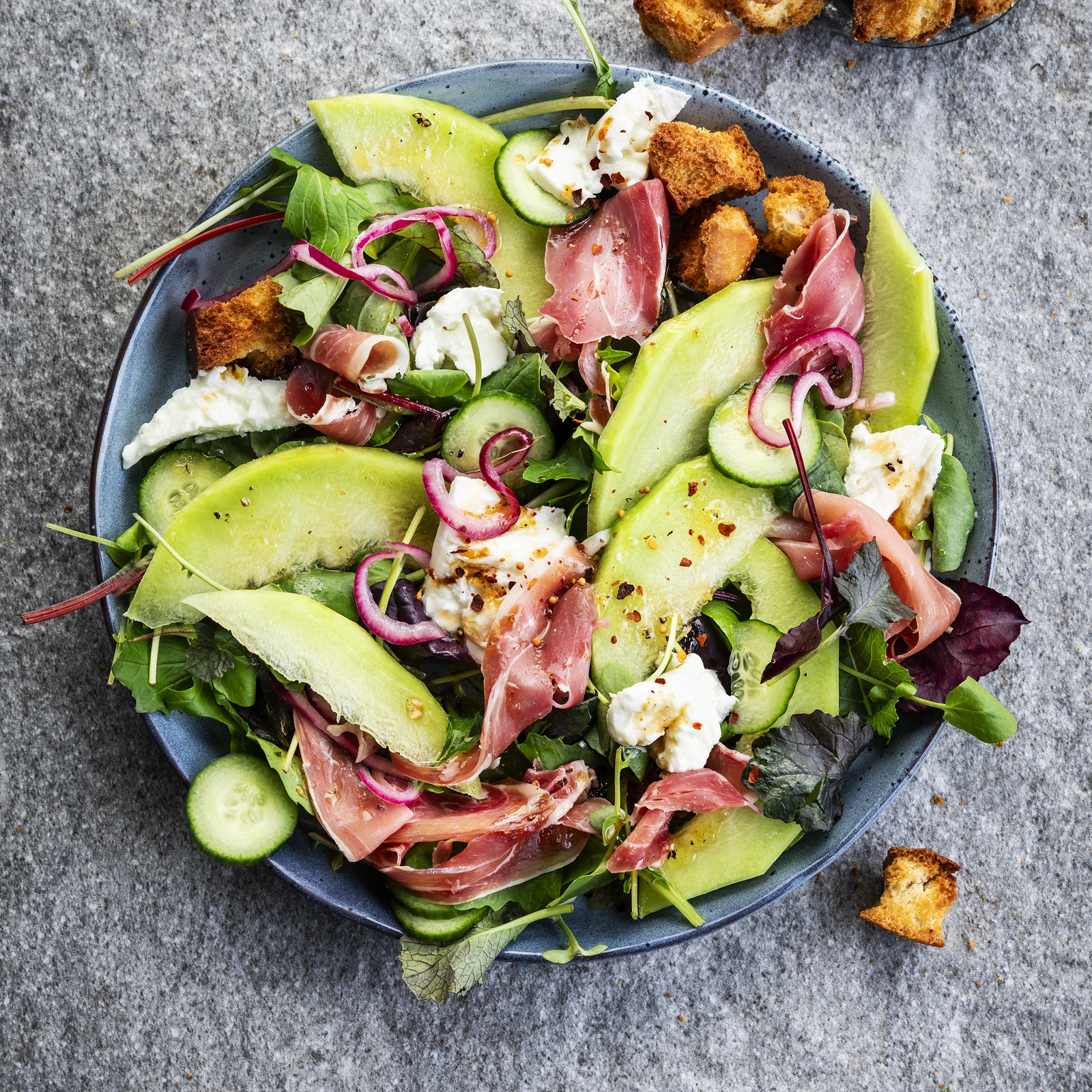 Frisse salade met serranoham, meloen, mozzarella & croutons