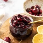 Kersensoep met mascarpone en gekaramelliseerde amandelen