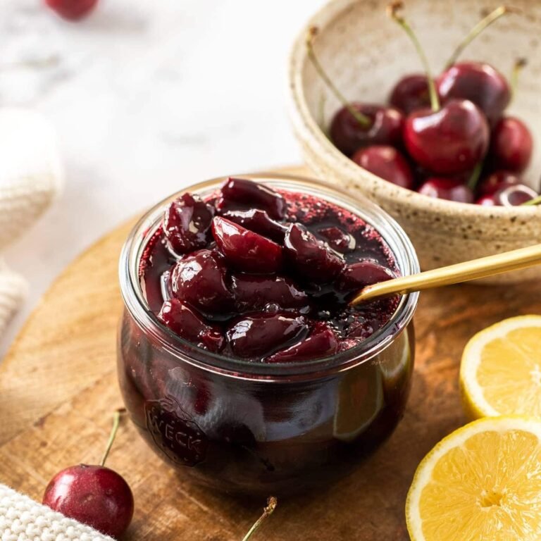 Kersensoep met mascarpone en gekaramelliseerde amandelen