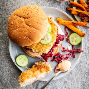 Koreaanse chickenburger met kimchi, gochujangyoghurt & frietjes