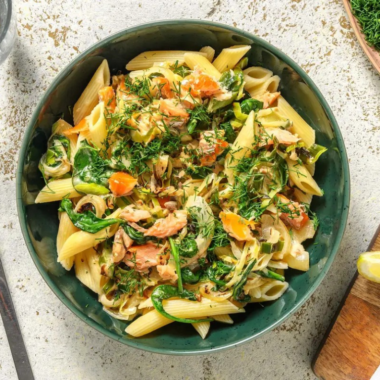 Penne met warmgerookte zalm in romige prei-spinaziesaus